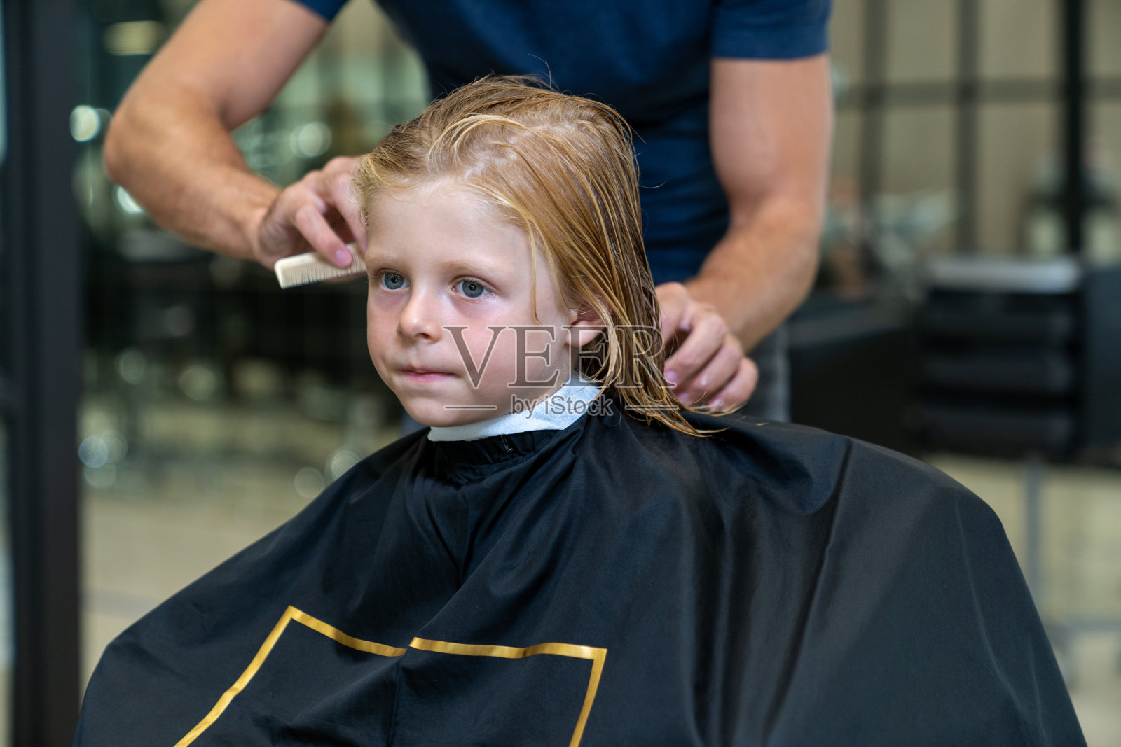 一个男孩在理发店理发和造型照片摄影图片