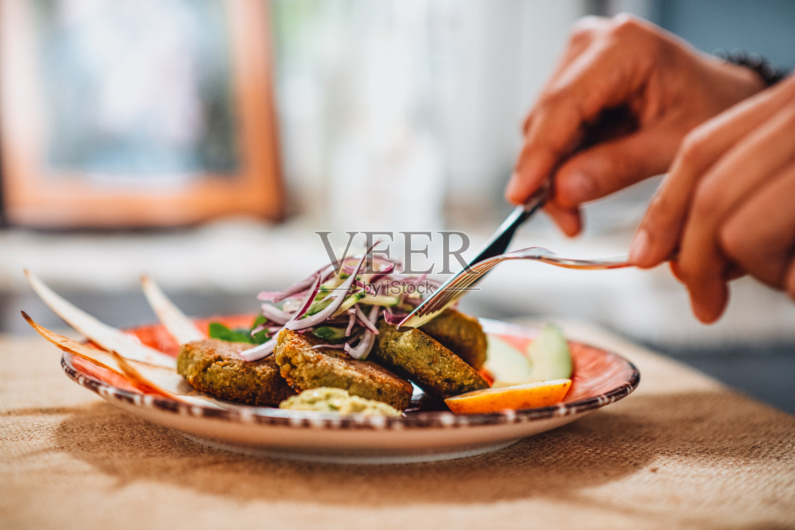 特写沙拉三明治板照片摄影图片