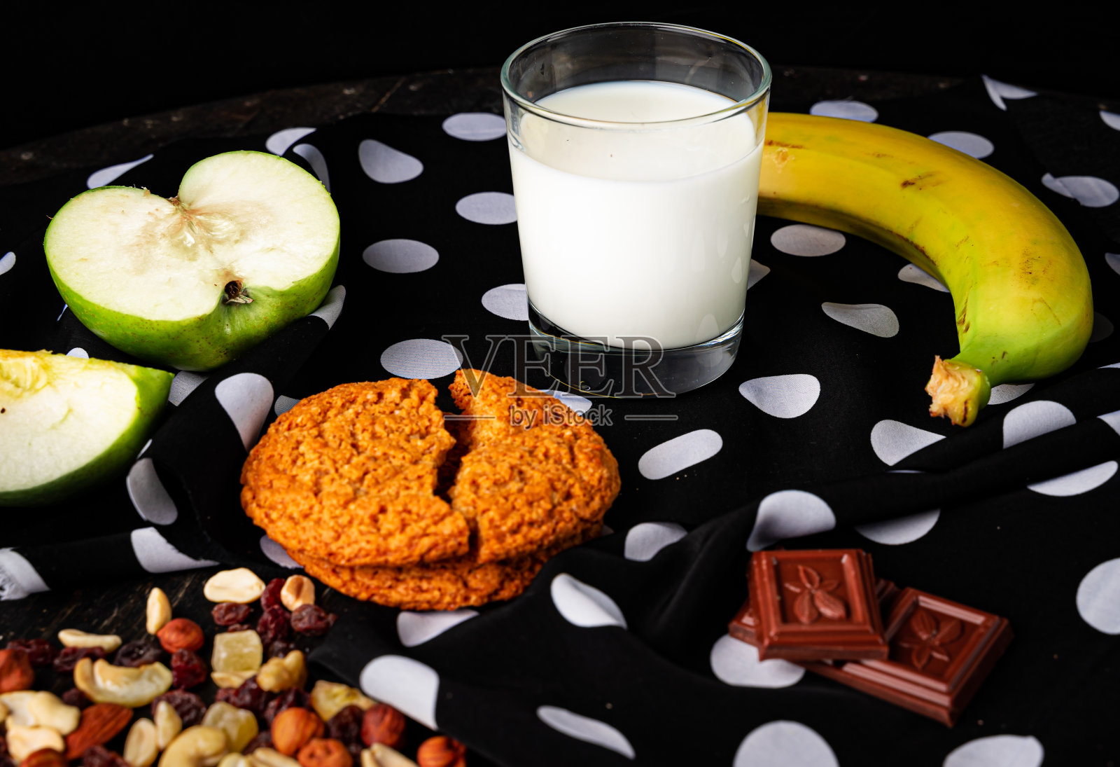 新鲜健康的牛奶，巧克力和燕麦饼干。照片摄影图片