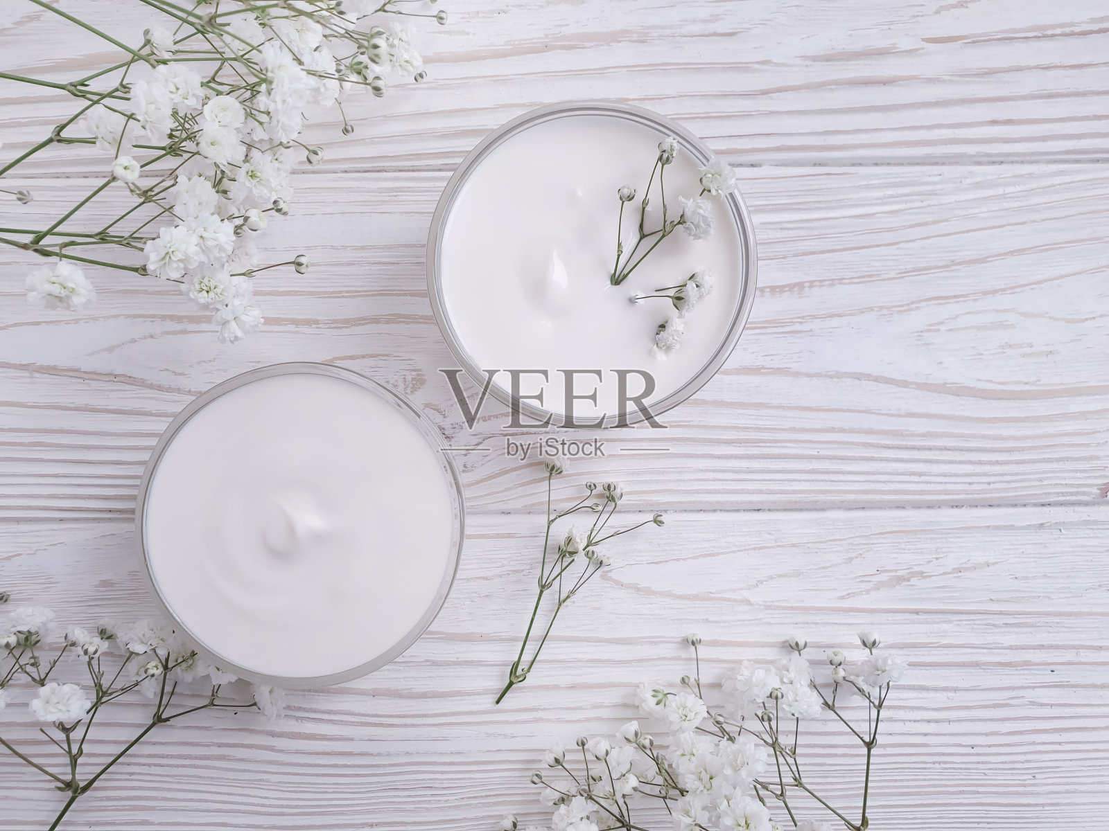 奶油化妆品花在木制背景上照片摄影图片