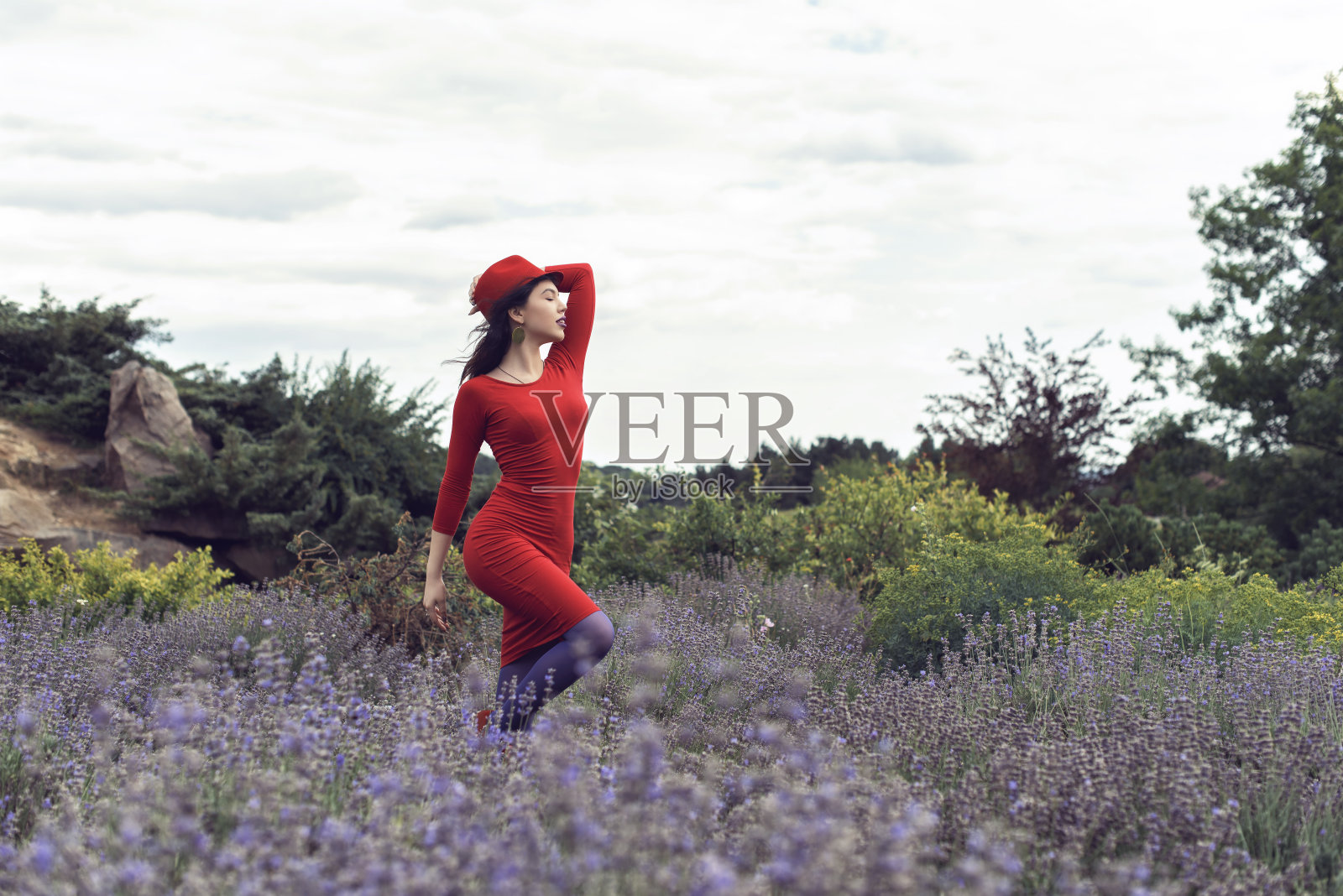 和一个女孩在夏日花园里散步照片摄影图片