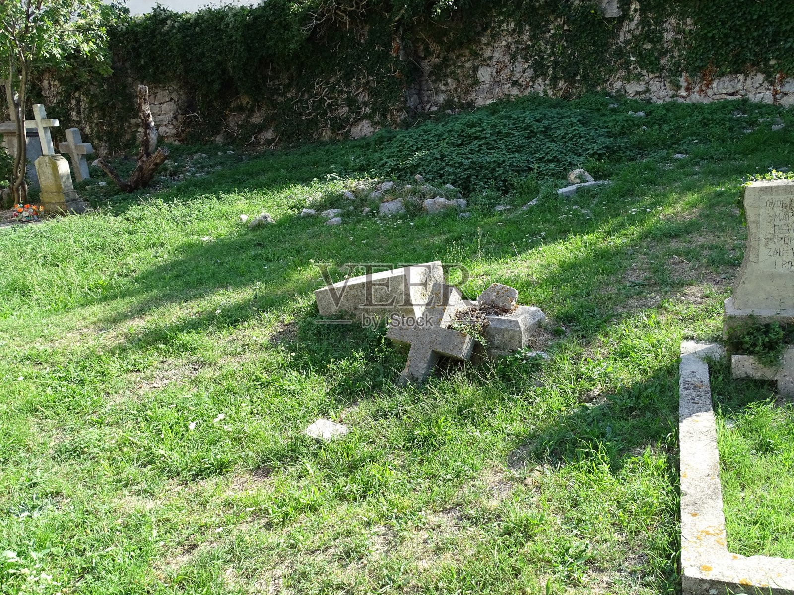 克罗地亚里耶卡和杜布罗夫尼克之间的Jadranska Magistrala公墓，有墓碑和十字架照片摄影图片