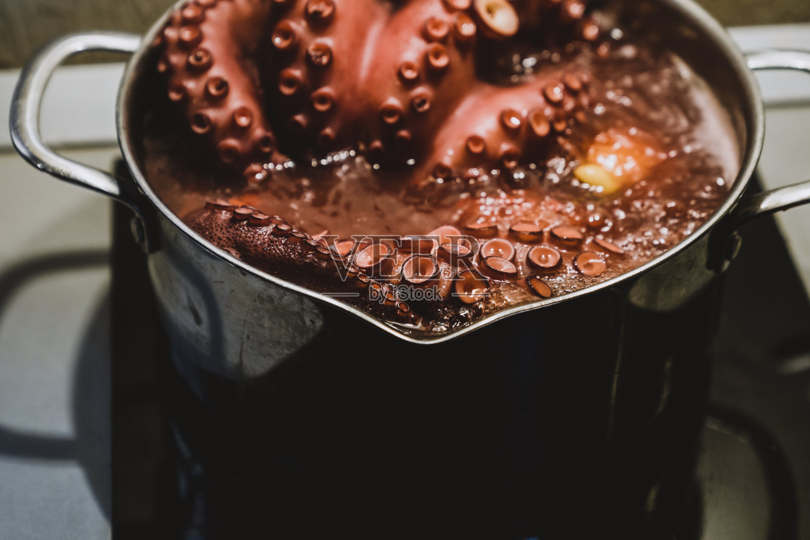 美味的海鲜章鱼。章鱼在热水锅里沸腾，特写。照片摄影图片