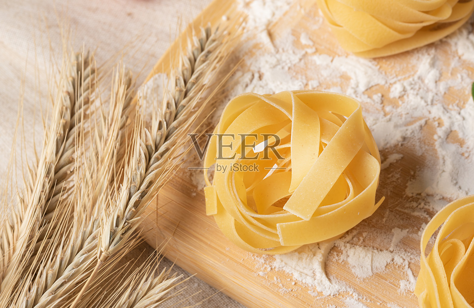 硬质小麦制的意大利通心粉。有面粉和西红柿的意大利面照片摄影图片