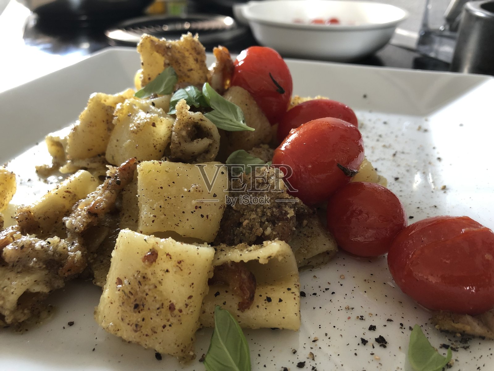 塞满熏肉、乳清干酪、粗盐、粉、胡椒、鸡尾酒、西红柿、迷迭香和罗勒照片摄影图片