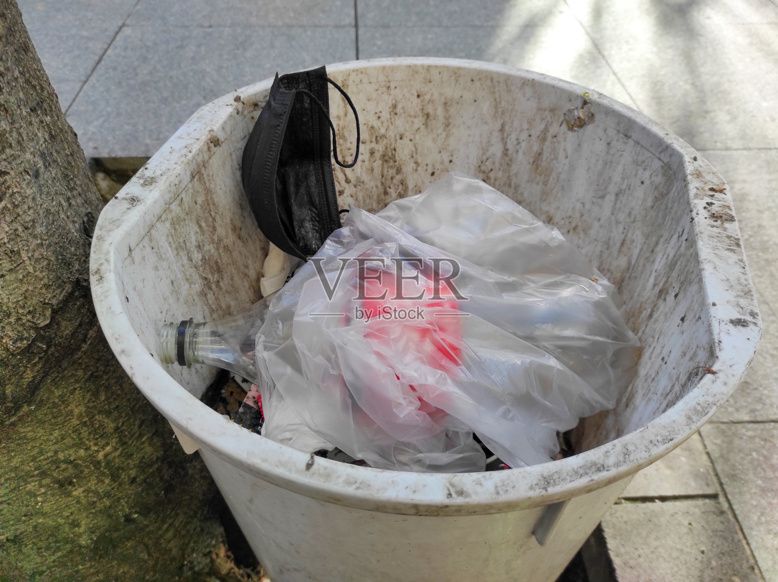 垃圾桶里的面具照片摄影图片