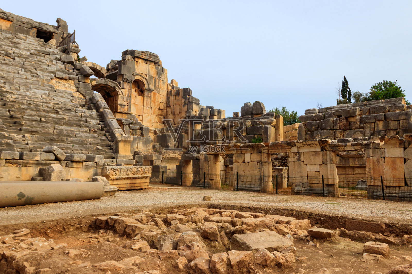 土耳其安塔利亚省德姆雷米拉的古希腊罗马剧院遗址照片摄影图片