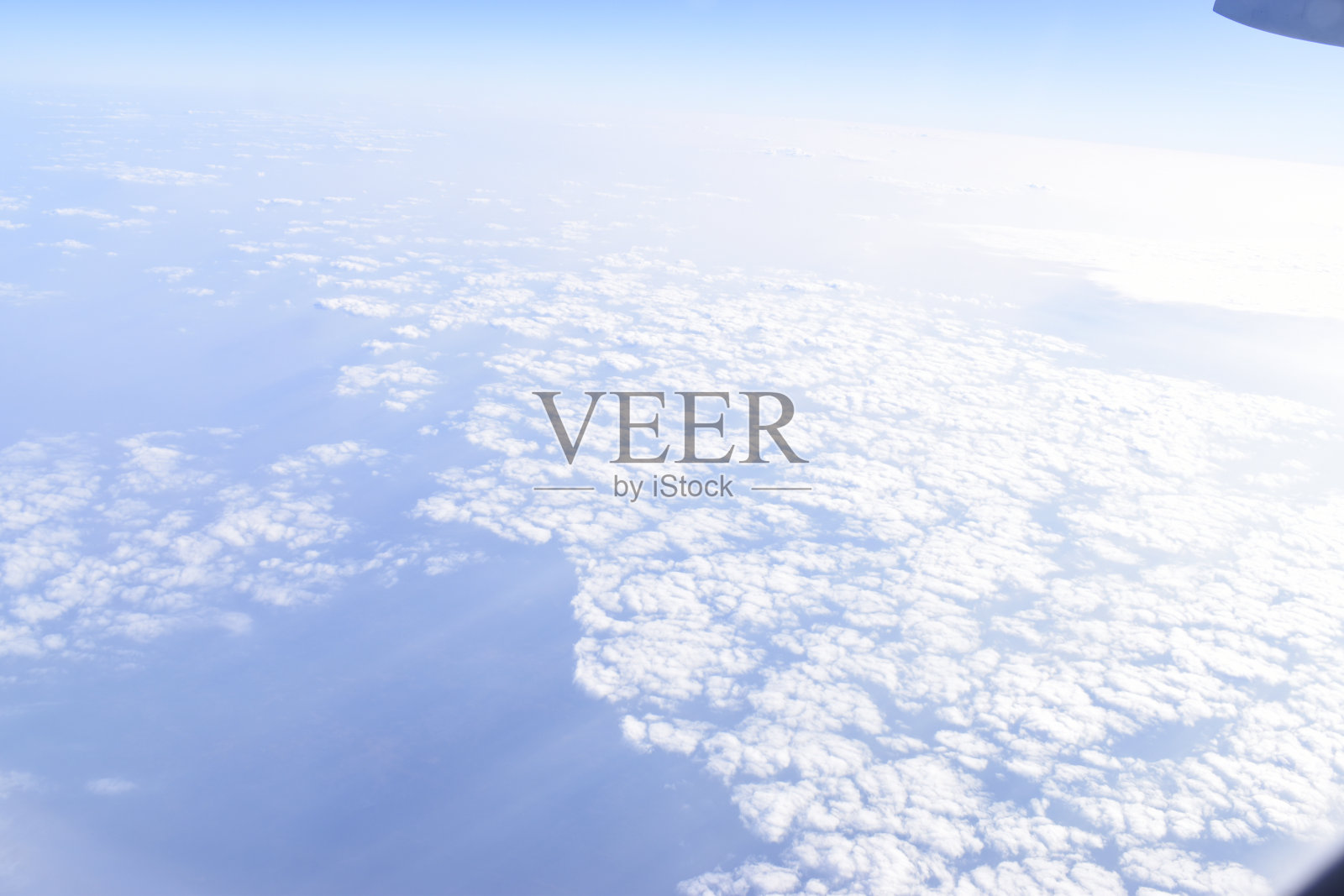 从高空观看戏剧性的天空和白云景观。从飞机窗口观看。照片摄影图片