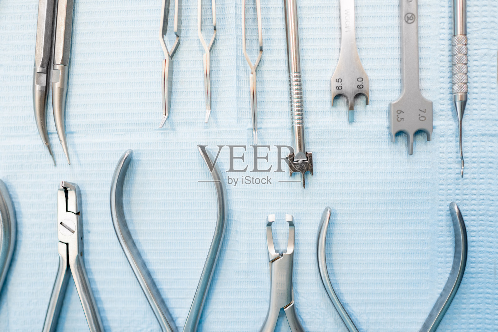 牙齿矫正的工具放在桌面上照片摄影图片