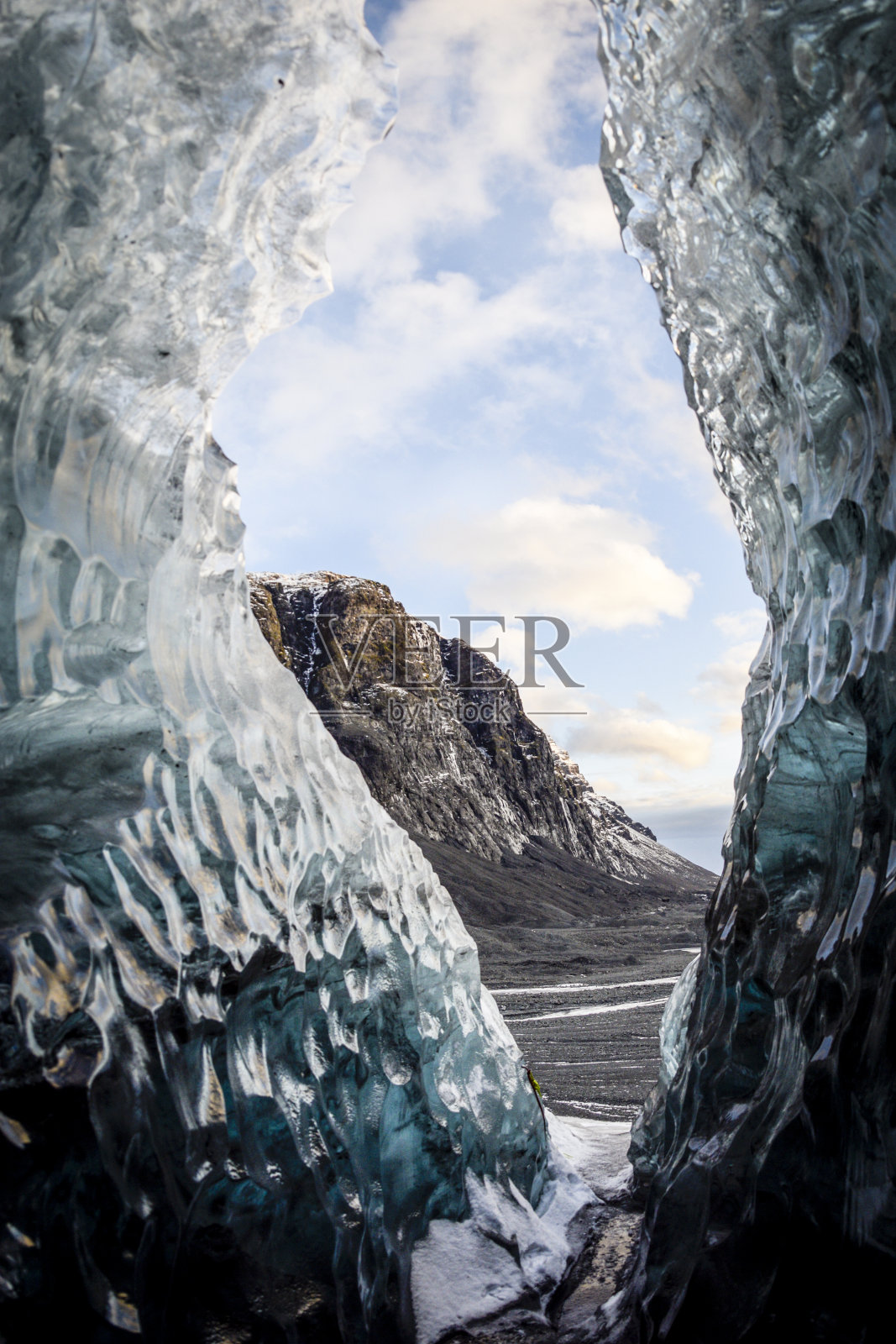 冰洞开口和山脉的背景照片摄影图片
