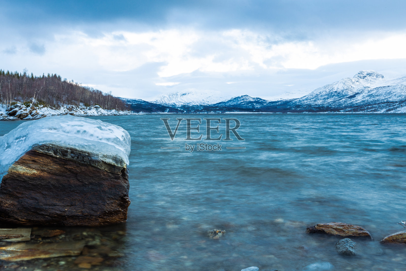 蓝色的湖照片摄影图片