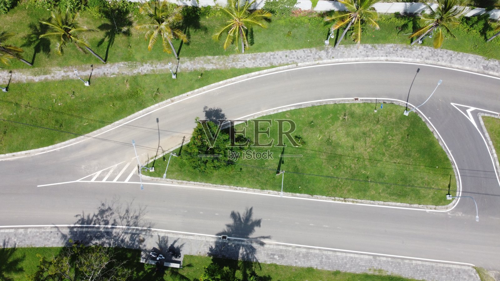 绿色的草在路中间照片摄影图片