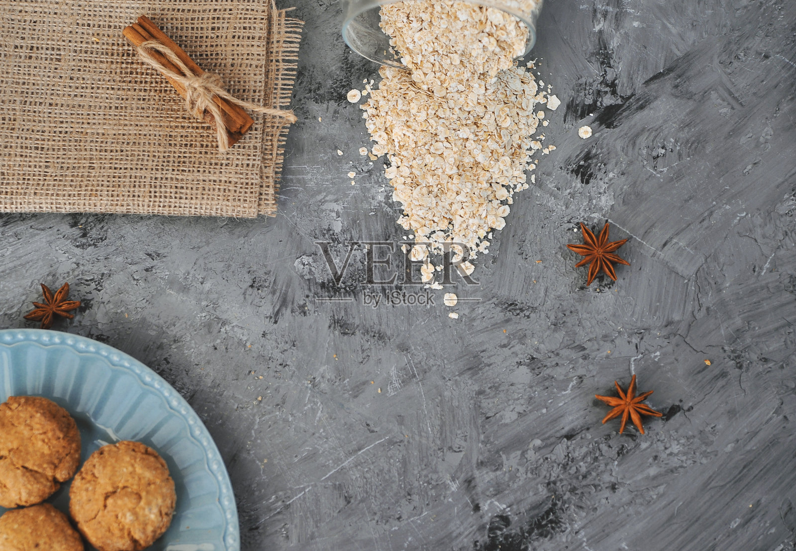 以木头为背景的燕麦饼干。照片摄影图片