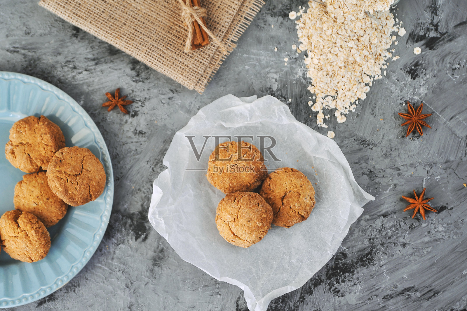 以木头为背景的燕麦饼干。照片摄影图片