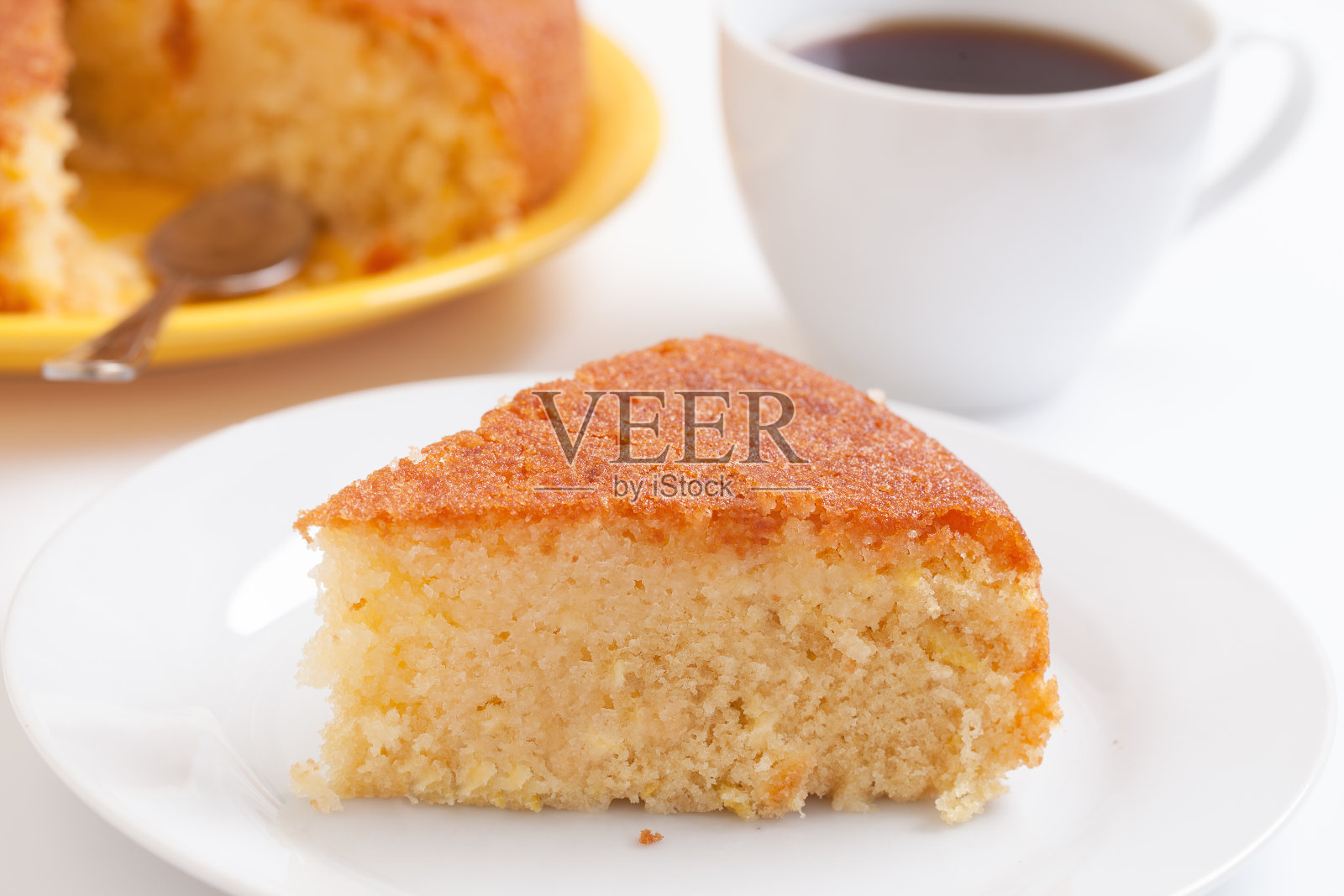 柠檬美味的自制蛋糕和咖啡杯在白色的背景照片摄影图片