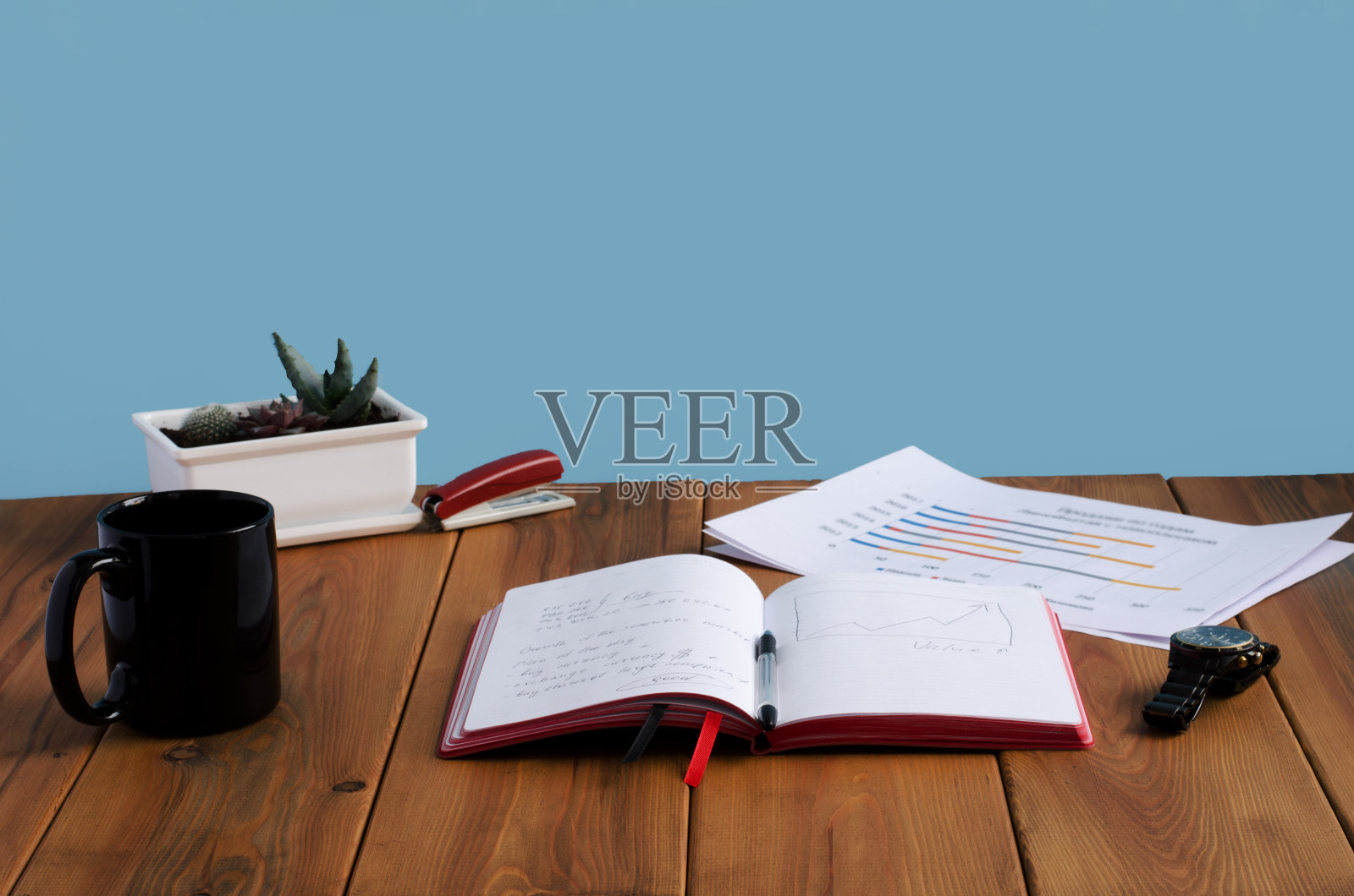 笔记本和图表在办公室的木桌上照片摄影图片