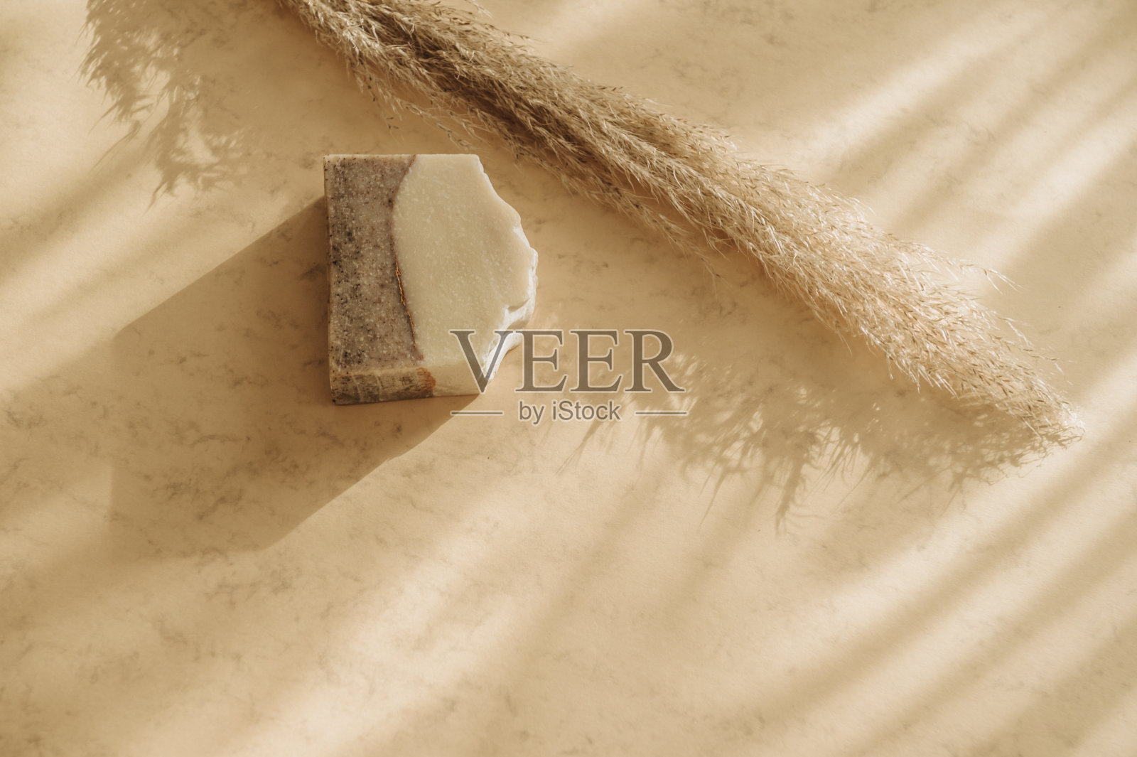 手工肥皂和蒲苇草。米色背景上的遮阳阴影。零浪费，环保的化妆品理念。的滤色器照片摄影图片