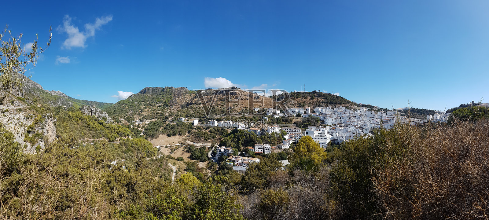 典型的西班牙山村，在安达卢西亚有狭窄的白色建筑照片摄影图片