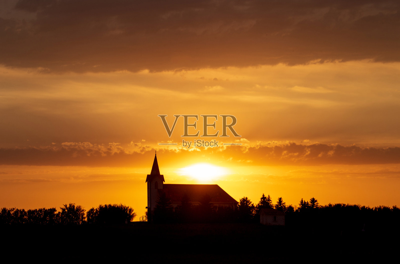 草原风暴云日落照片摄影图片