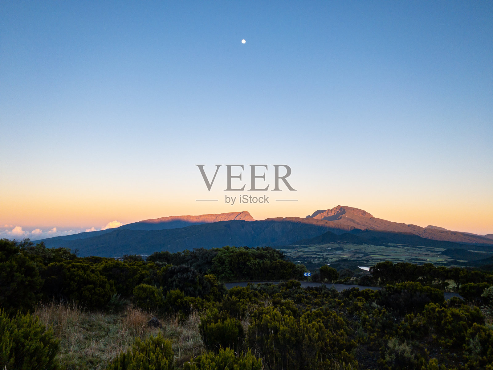 美丽的留尼旺岛最高的山的全景照片摄影图片