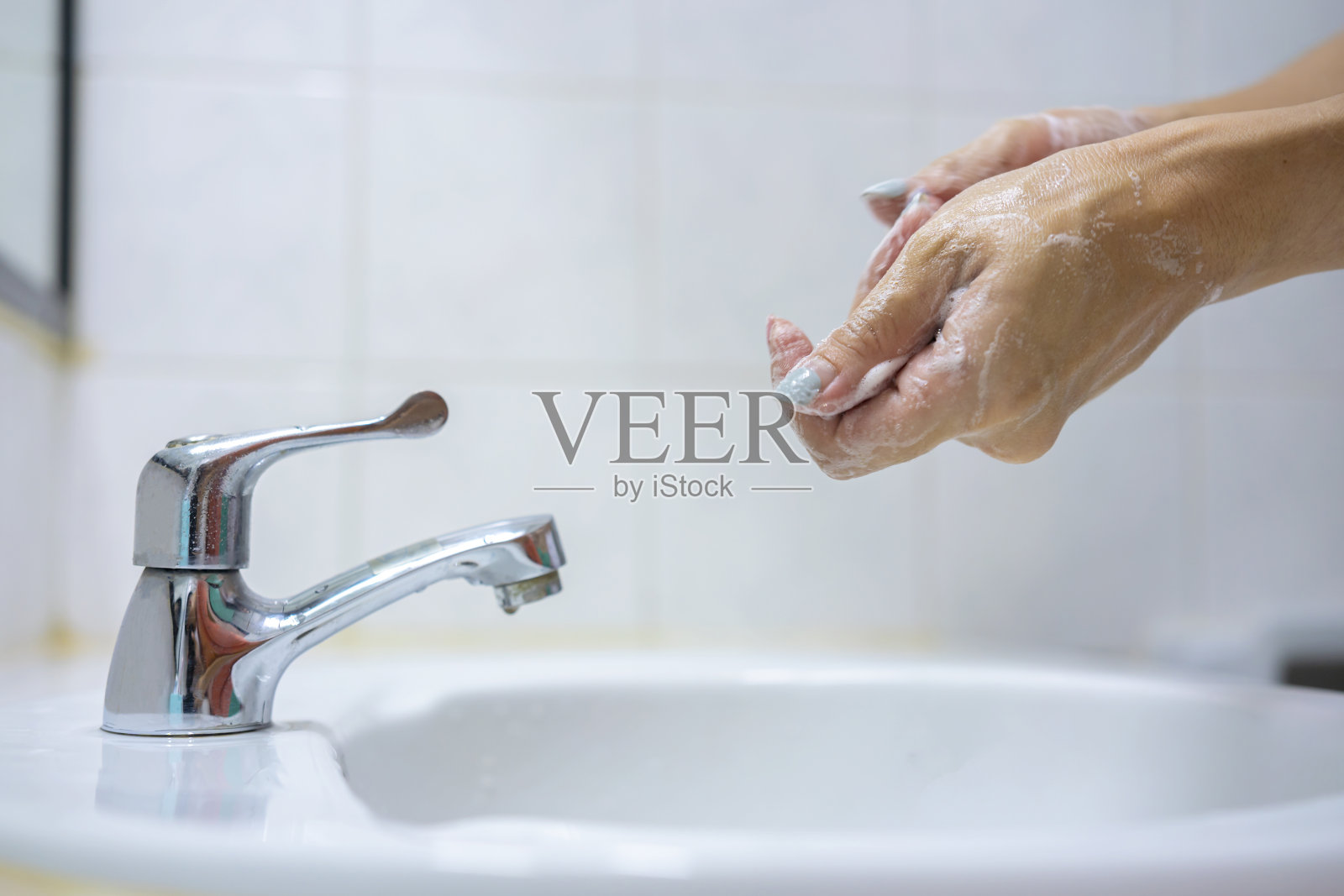 女人用肥皂洗手。手卫生照片摄影图片