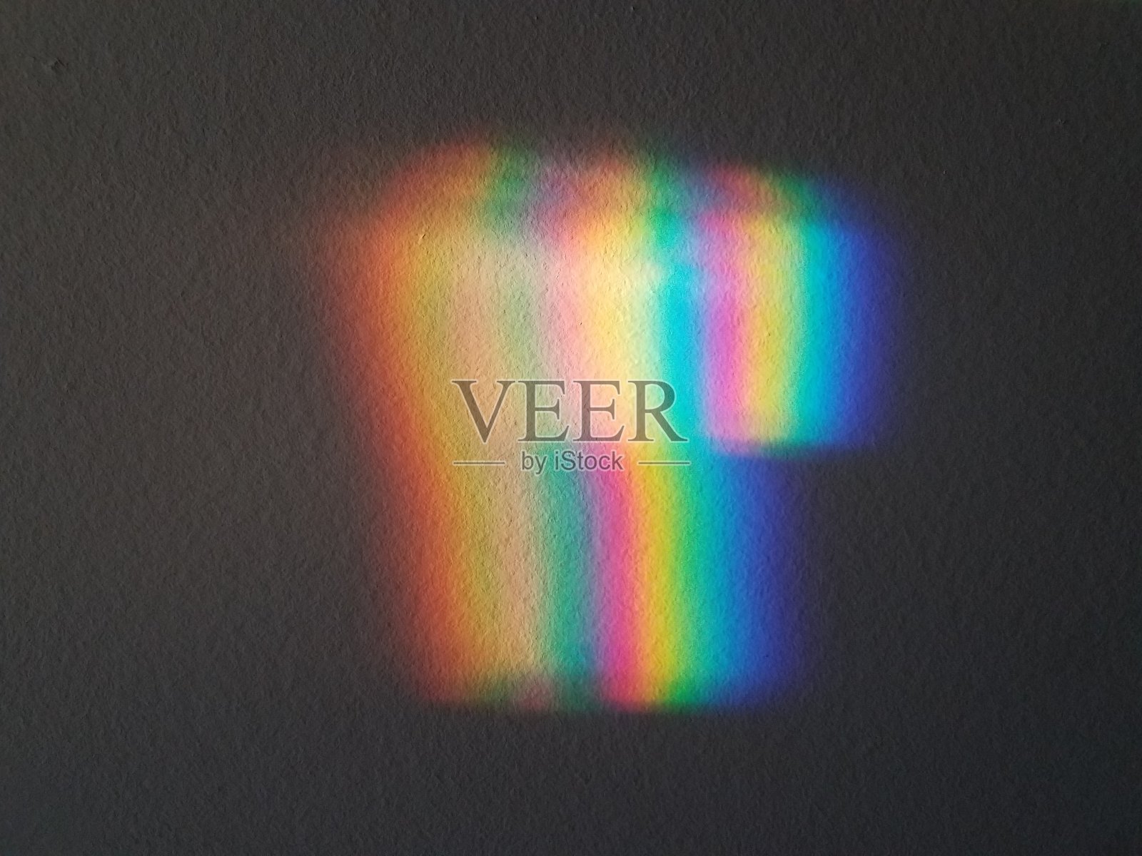 红色、蓝色和彩虹色投射在墙上照片摄影图片