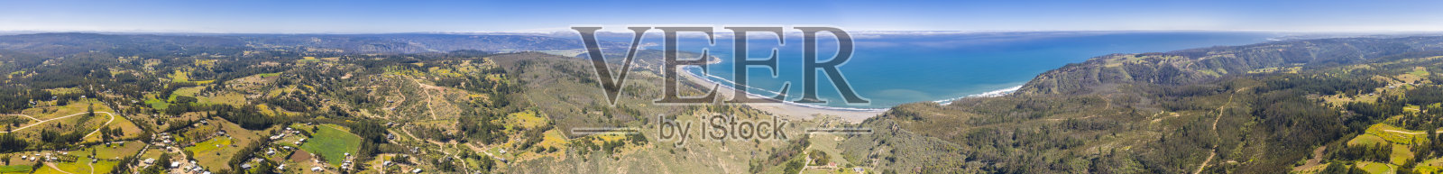 智利中部海岸线令人惊叹的鸟瞰图。崎岖的风景从地面到悬崖和令人惊异和狂野的海洋。晴朗的一天，远处天边有云照片摄影图片