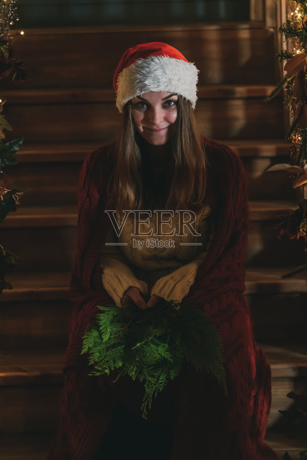 女人拿着绿色的树枝照片摄影图片