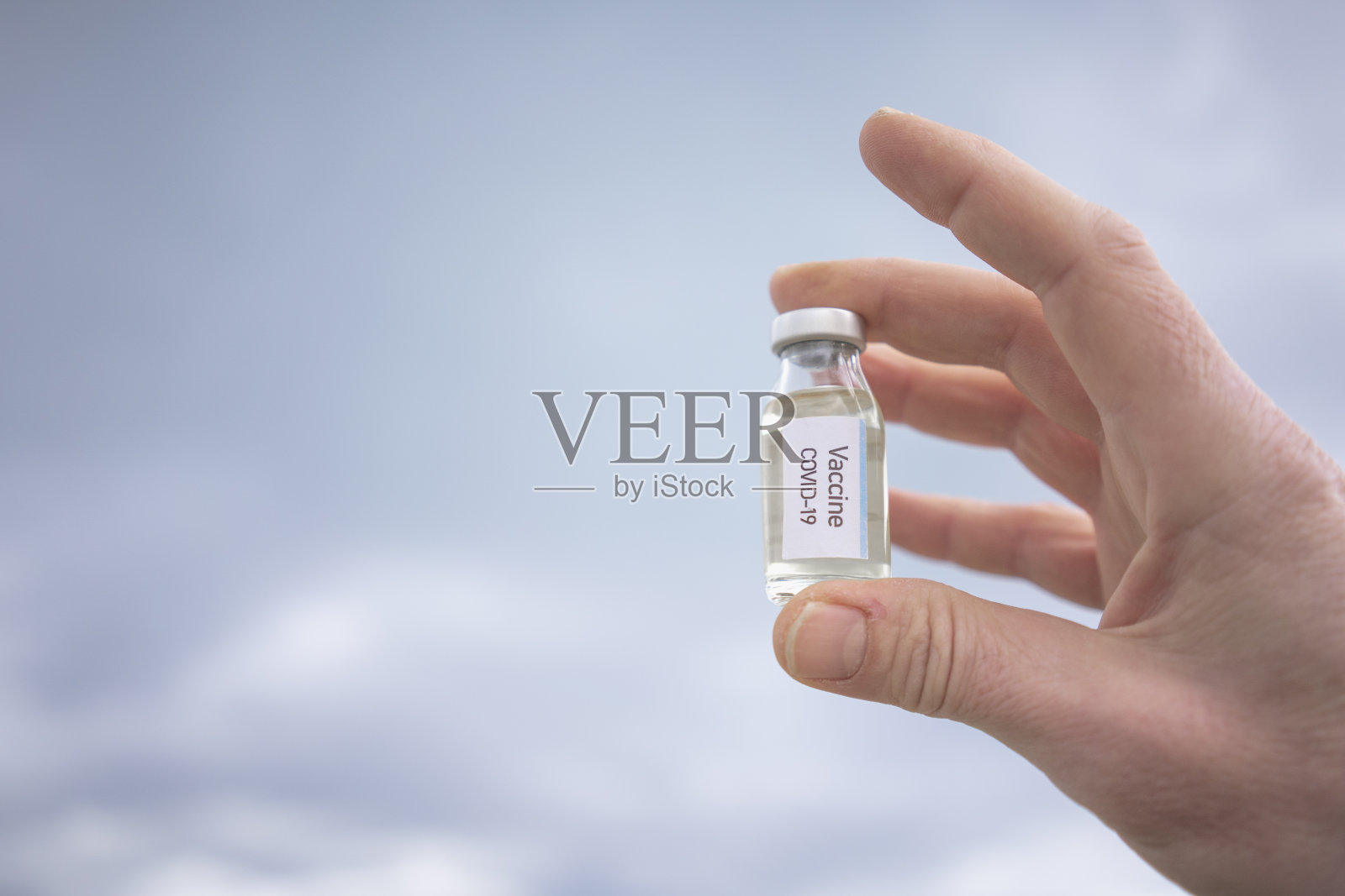 疫苗瓶在自然背景下散焦照片摄影图片