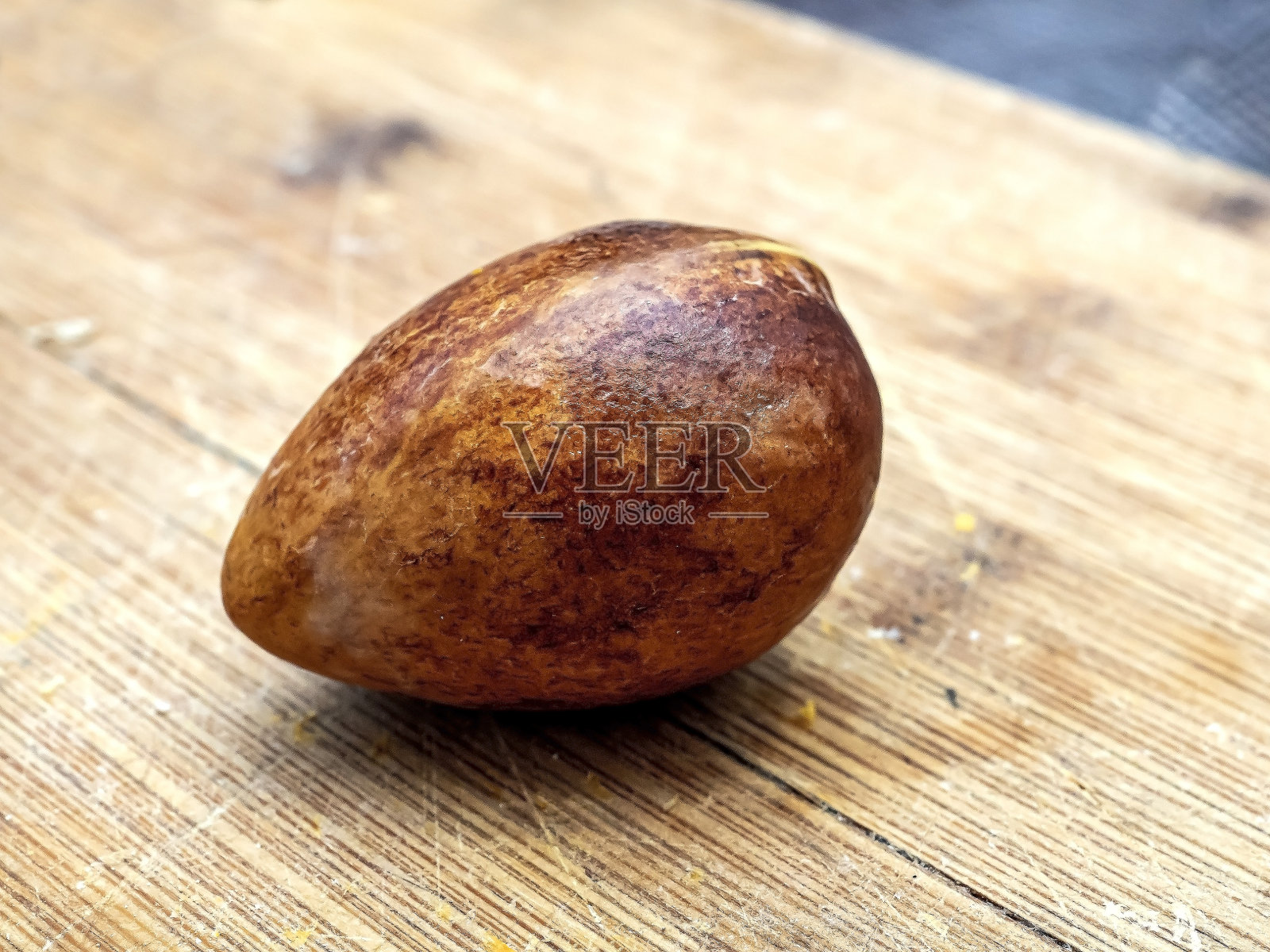 切菜板上的棕色牛油果籽照片摄影图片