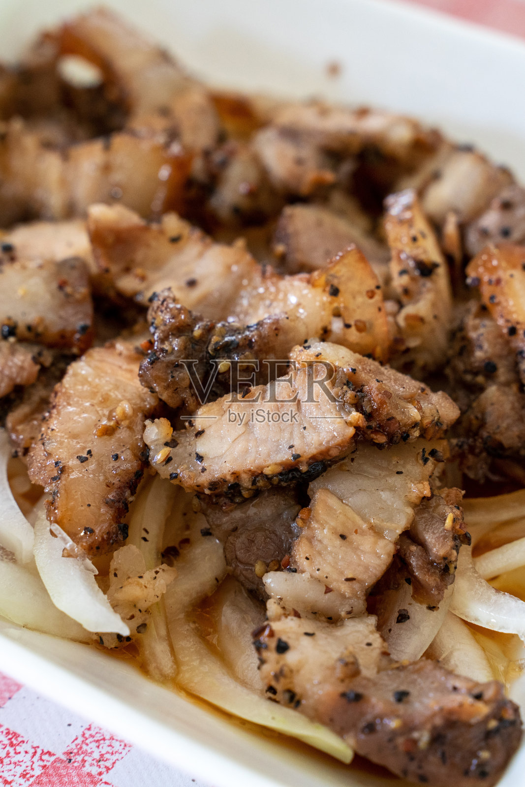 美味的台湾洋葱腌猪肉。照片摄影图片