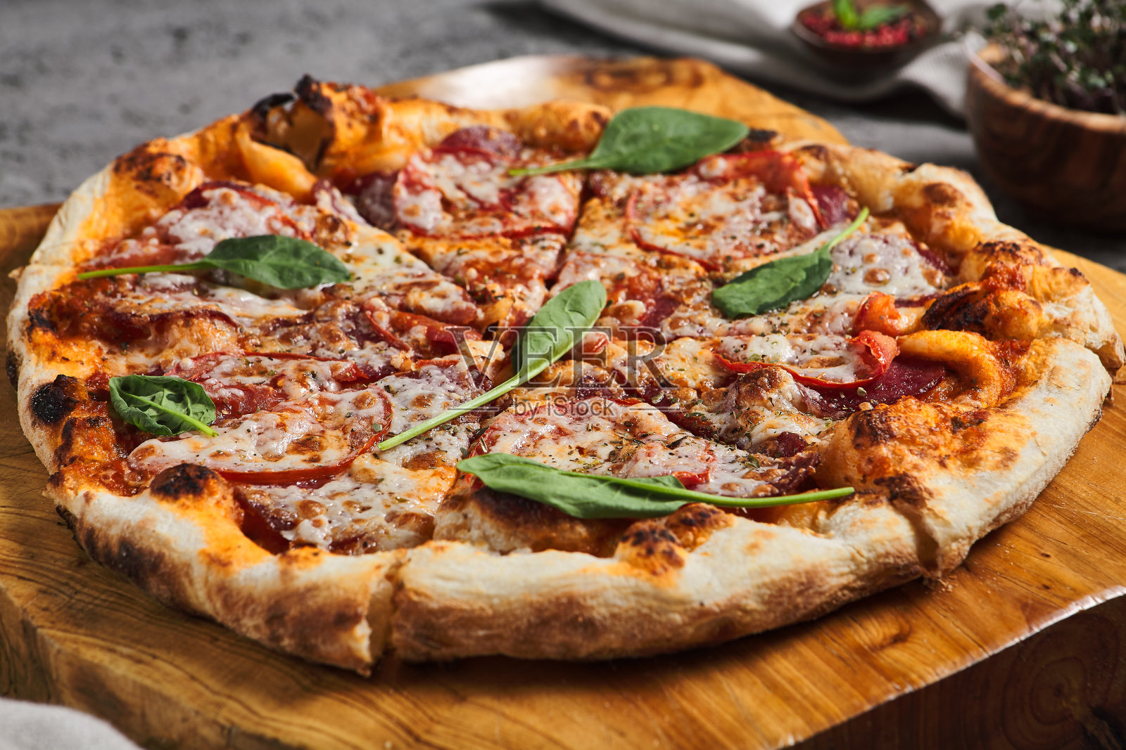 意大利辣香肠披萨和纺织餐巾照片摄影图片