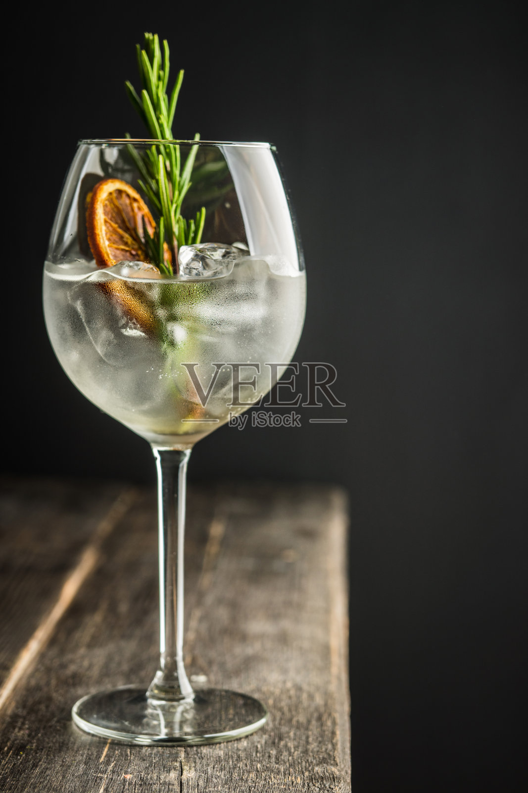 以杜松子酒为基础的鸡尾酒，三秒的葡萄酒杯在乡村背景照片摄影图片