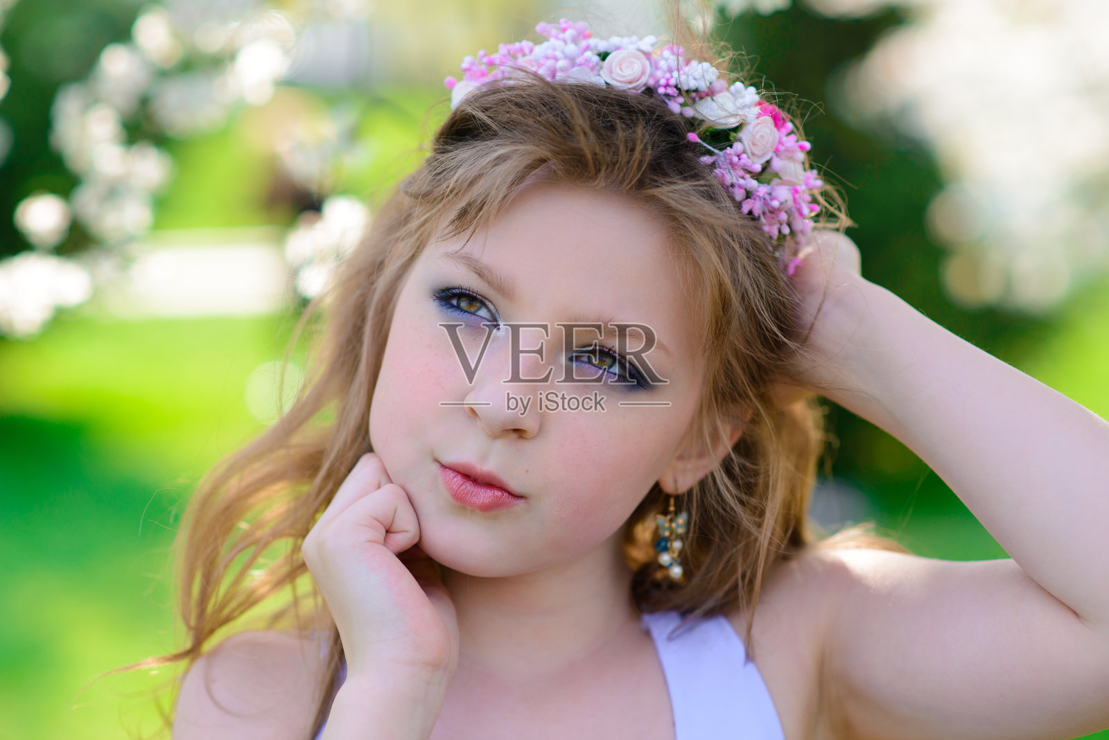 美丽的春天，美丽的小女孩在盛开的苹果树花园里照片摄影图片