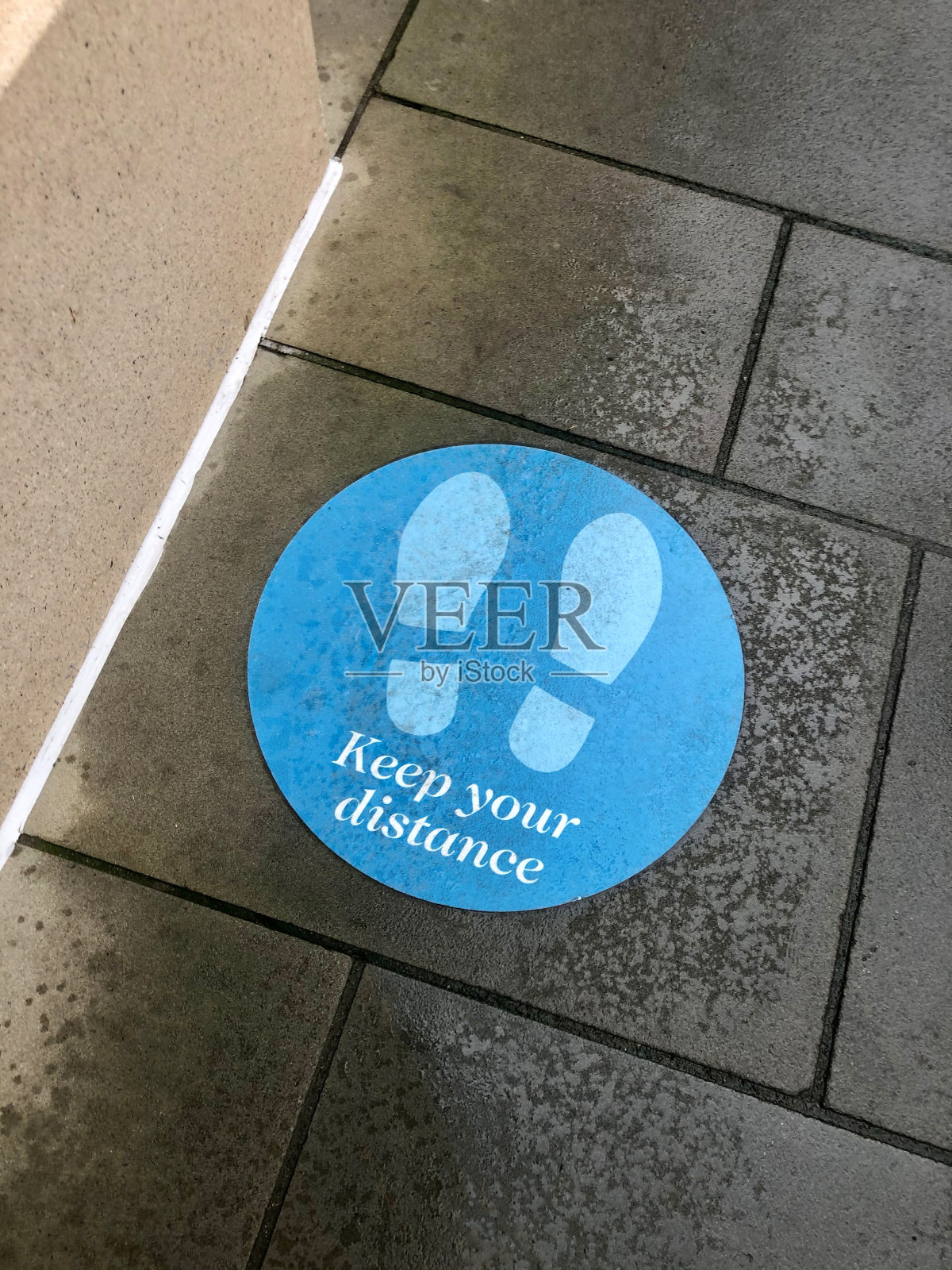 户外人行道上的圆形贴纸形象、冠状病毒社交距离规定保持2米距离、冠状病毒安全、高架视野照片摄影图片