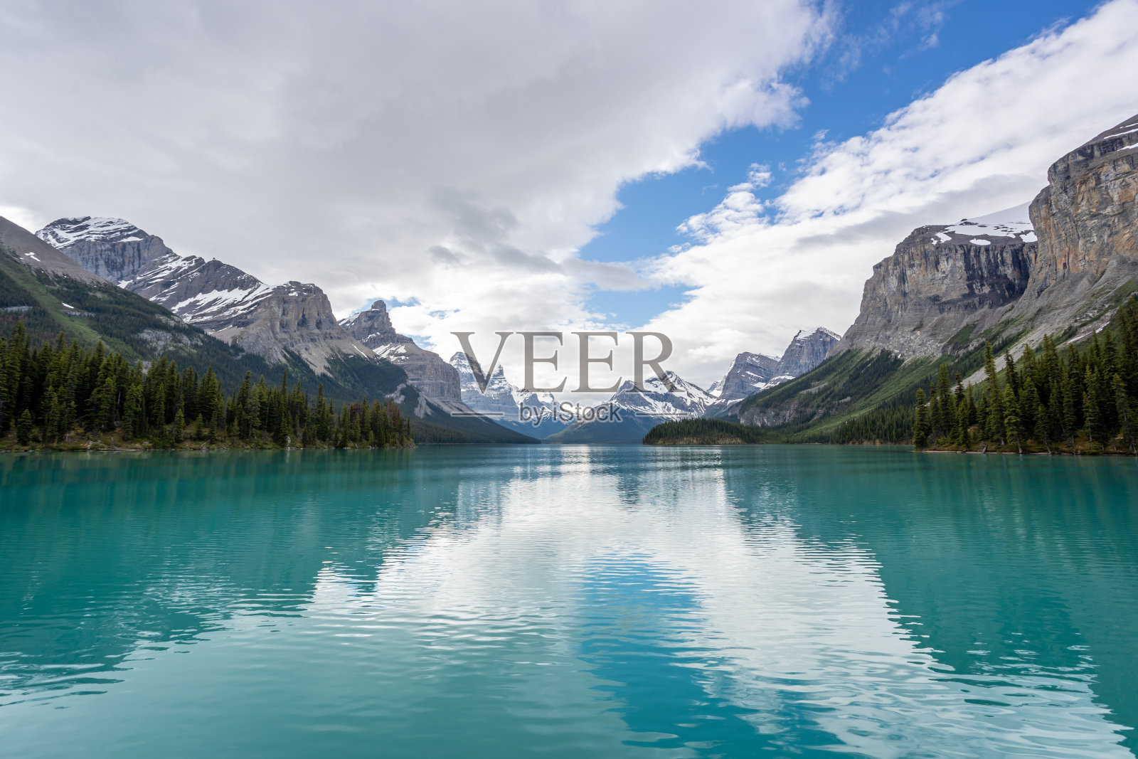 加拿大阿尔伯塔省贾斯帕国家公园的马瑞尔湖照片摄影图片