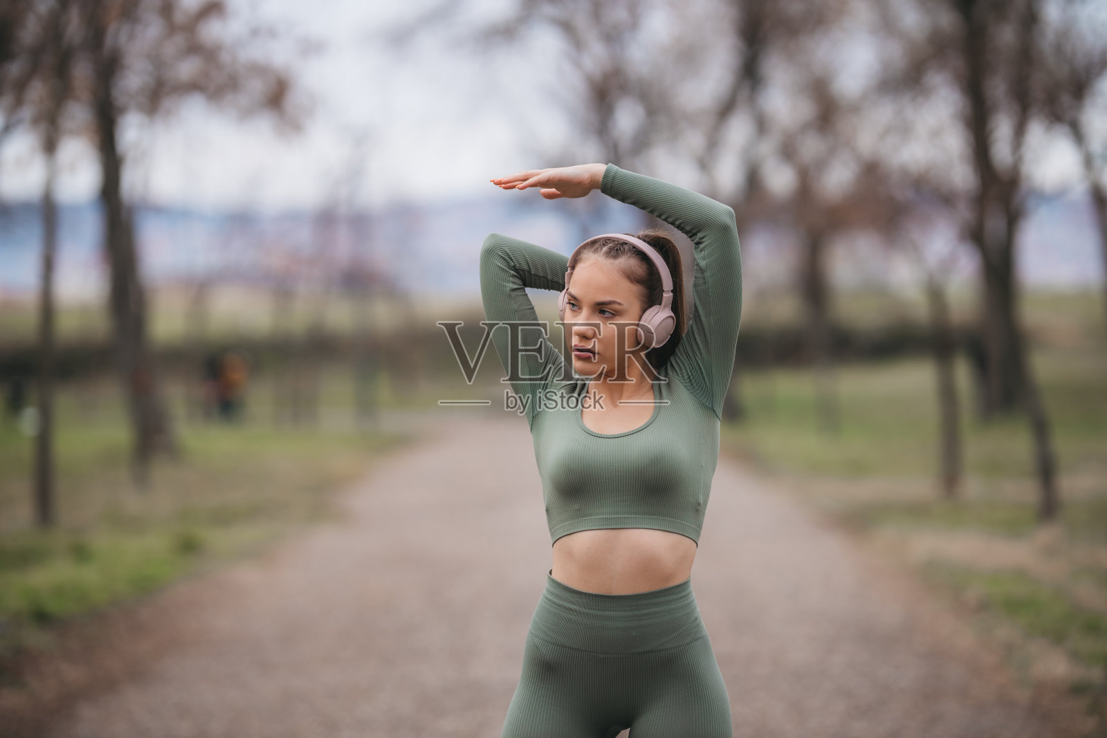 女运动员伸展手臂照片摄影图片