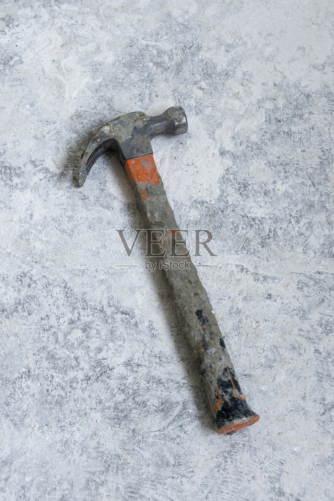 破旧的锤子打在满是灰尘的混凝土地板上照片摄影图片