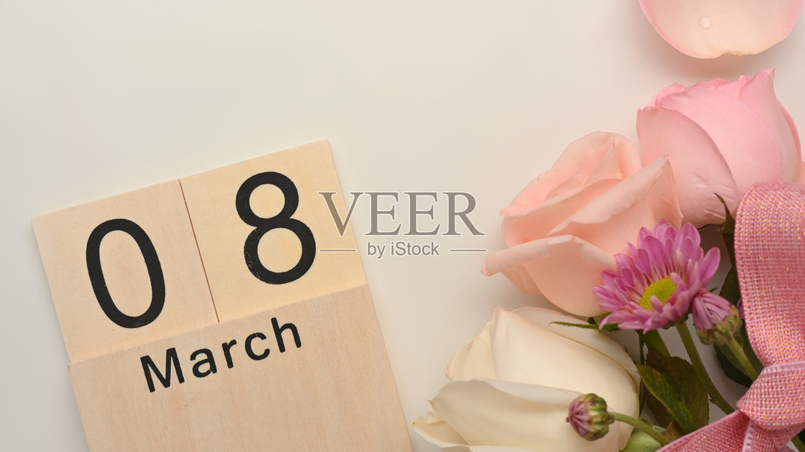 3月8日妇女节用粉红色的玫瑰花装饰在白色的桌子上照片摄影图片