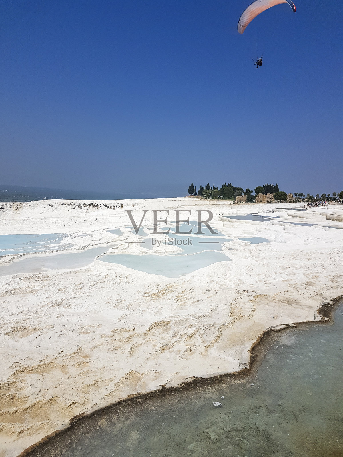 Pamukkale是德尼兹利省的一个自然区域。城市水疗中心由碳酸盐矿物梯田和流动水中留下的钙华组成。照片摄影图片