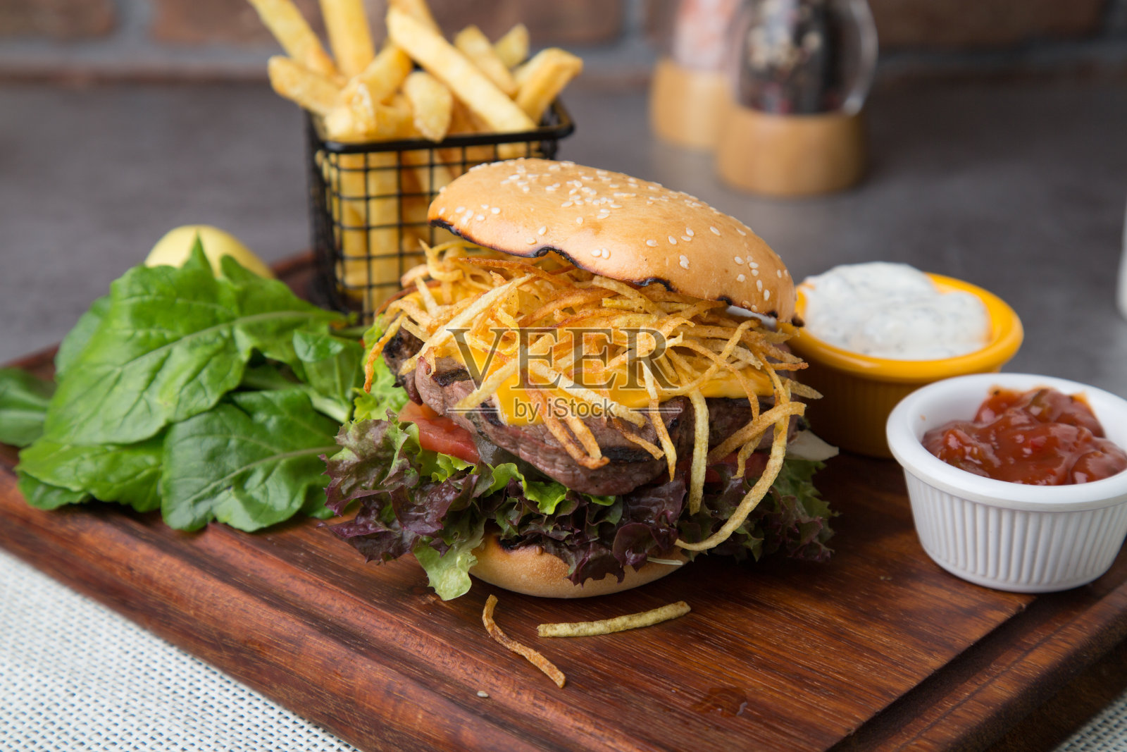 汉堡配小炸土豆和火箭叶照片摄影图片