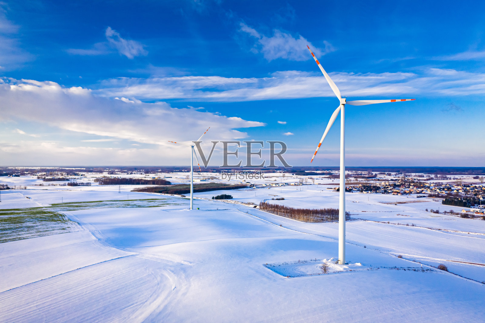 美丽的雪原和风力涡轮机在冬季日出照片摄影图片