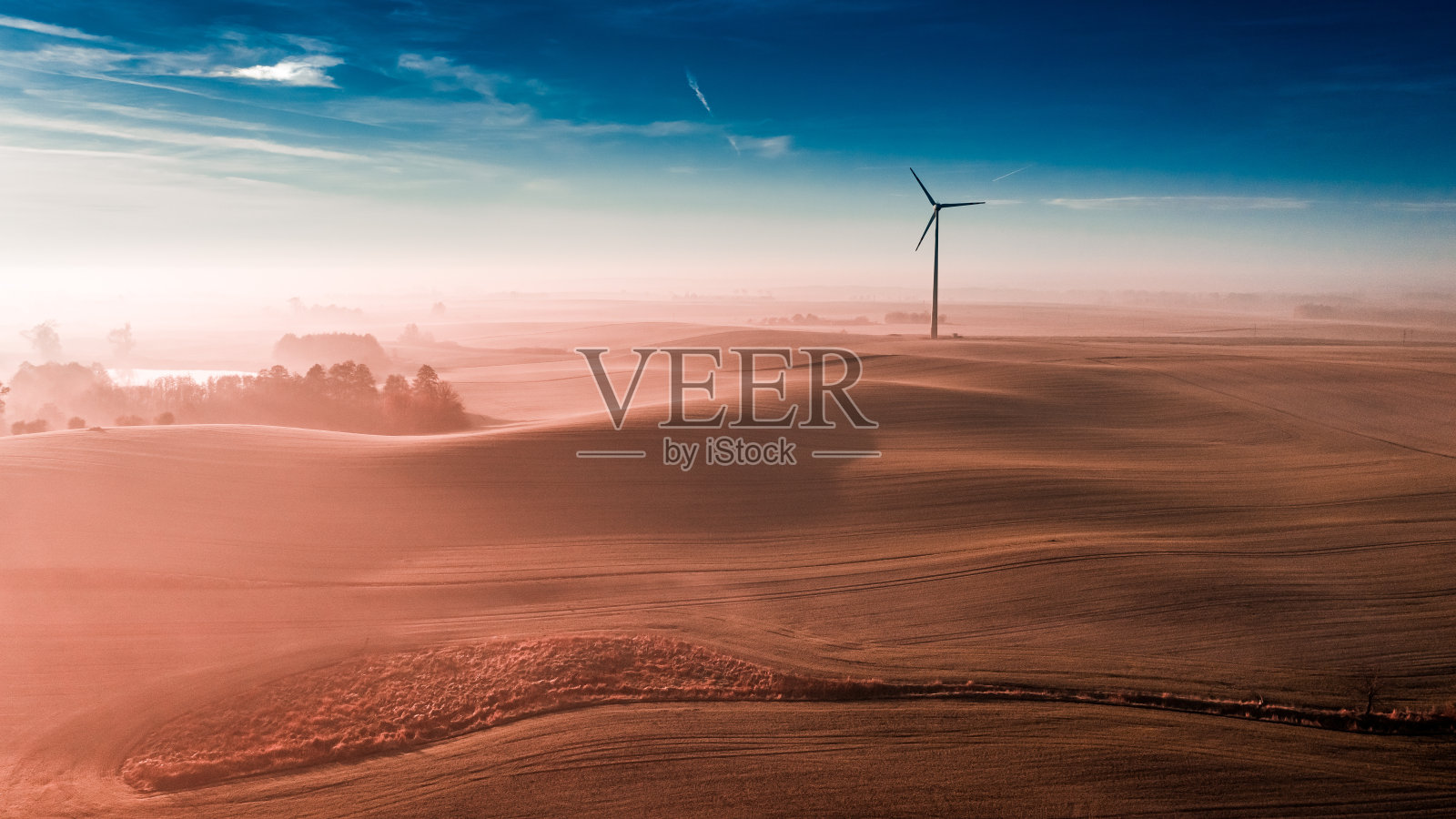 令人惊叹的雾蒙蒙的日出在棕色的山丘上，从上面看照片摄影图片