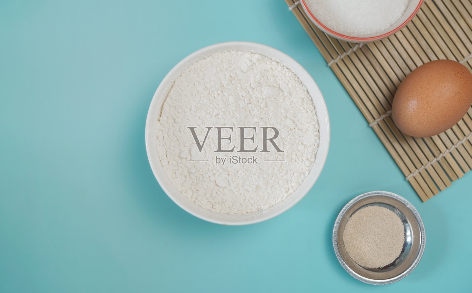 蛋糕烘焙的配料包括面粉、鸡蛋、酵母和糖，照片摄影图片