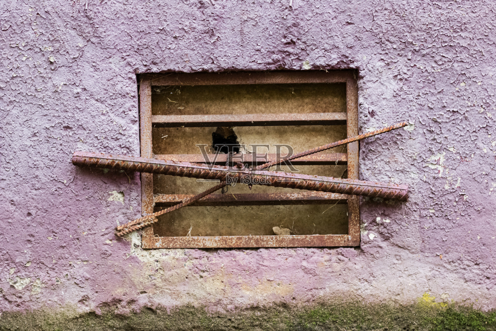 旧的封闭舱口在墙上关闭照片摄影图片