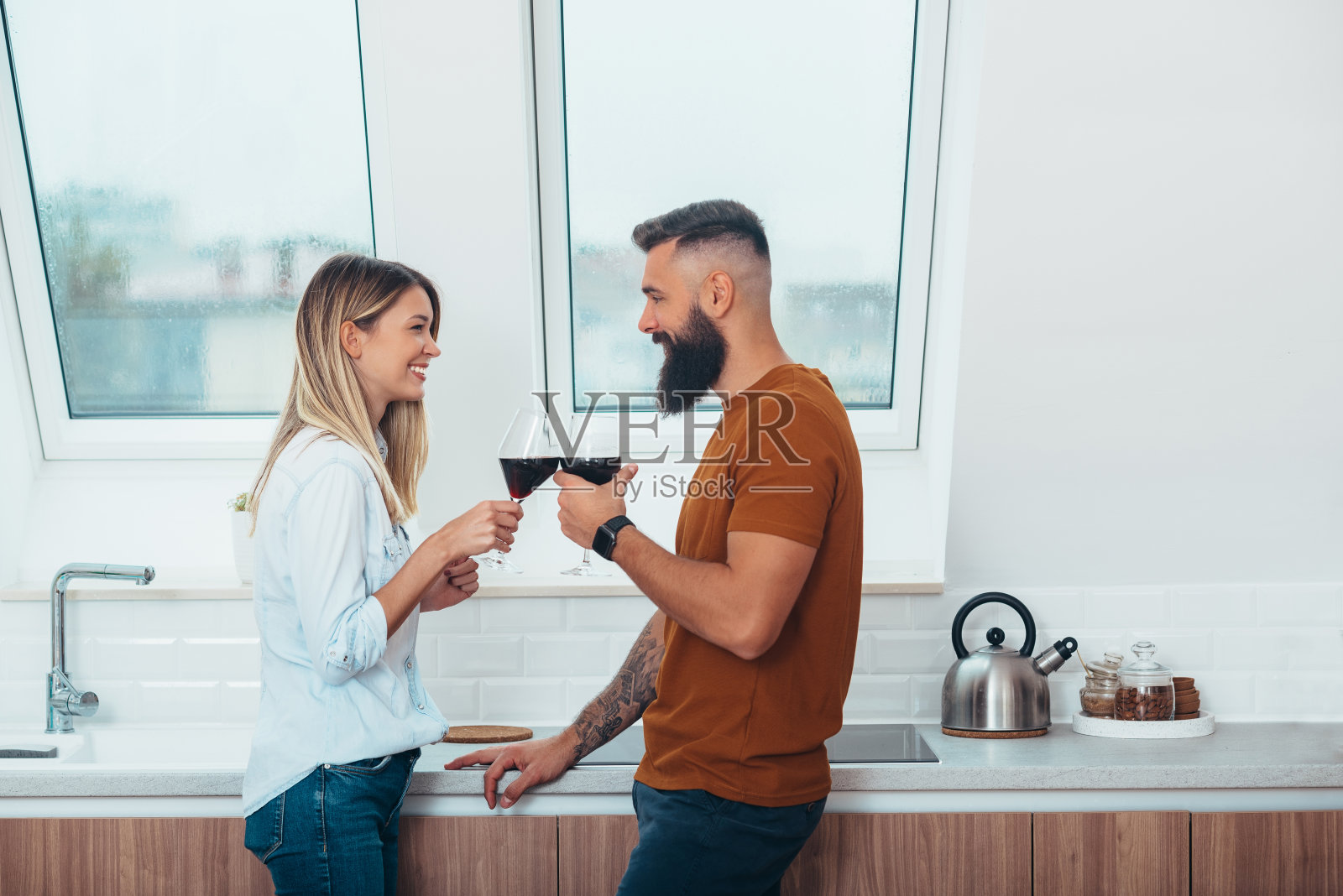 让我们为更多这样的美好时刻干杯照片摄影图片