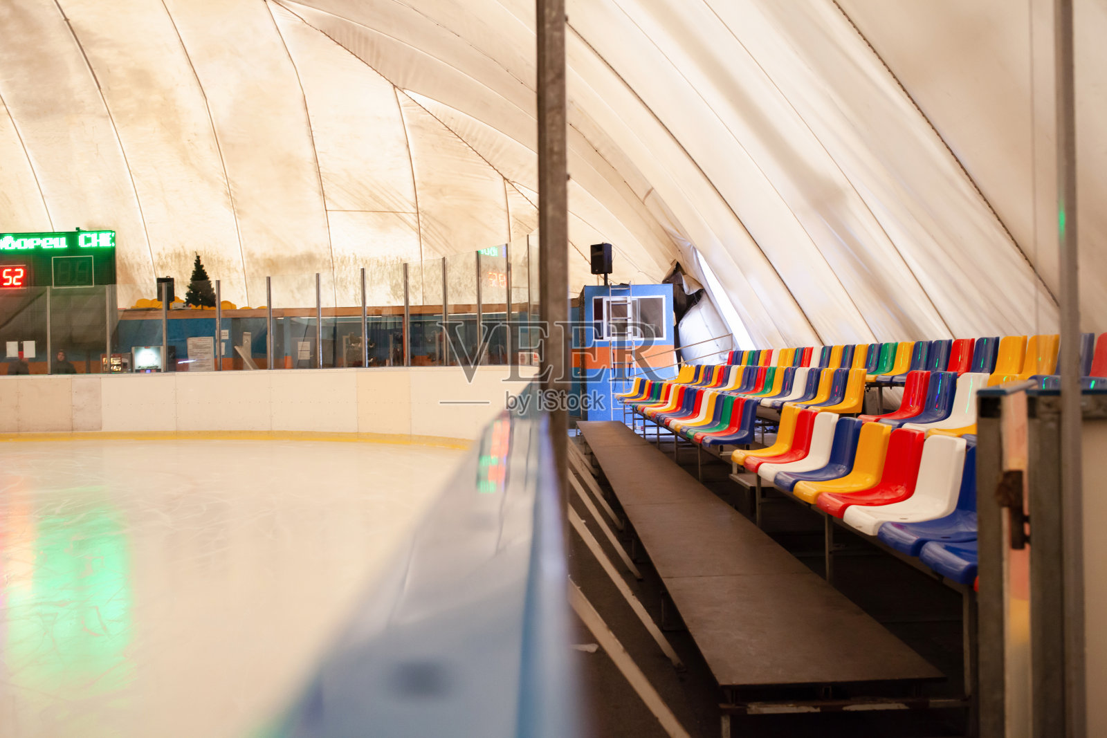 滑冰场彩色看台座位。室内溜冰场照片摄影图片