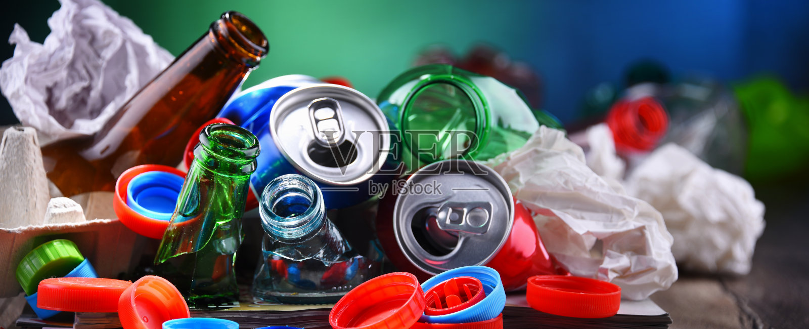 由玻璃、塑料、金属和纸组成的可回收垃圾照片摄影图片