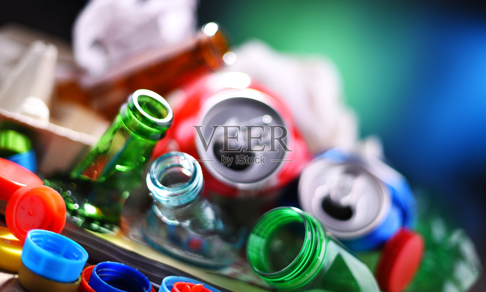 由玻璃、塑料、金属和纸组成的可回收垃圾照片摄影图片