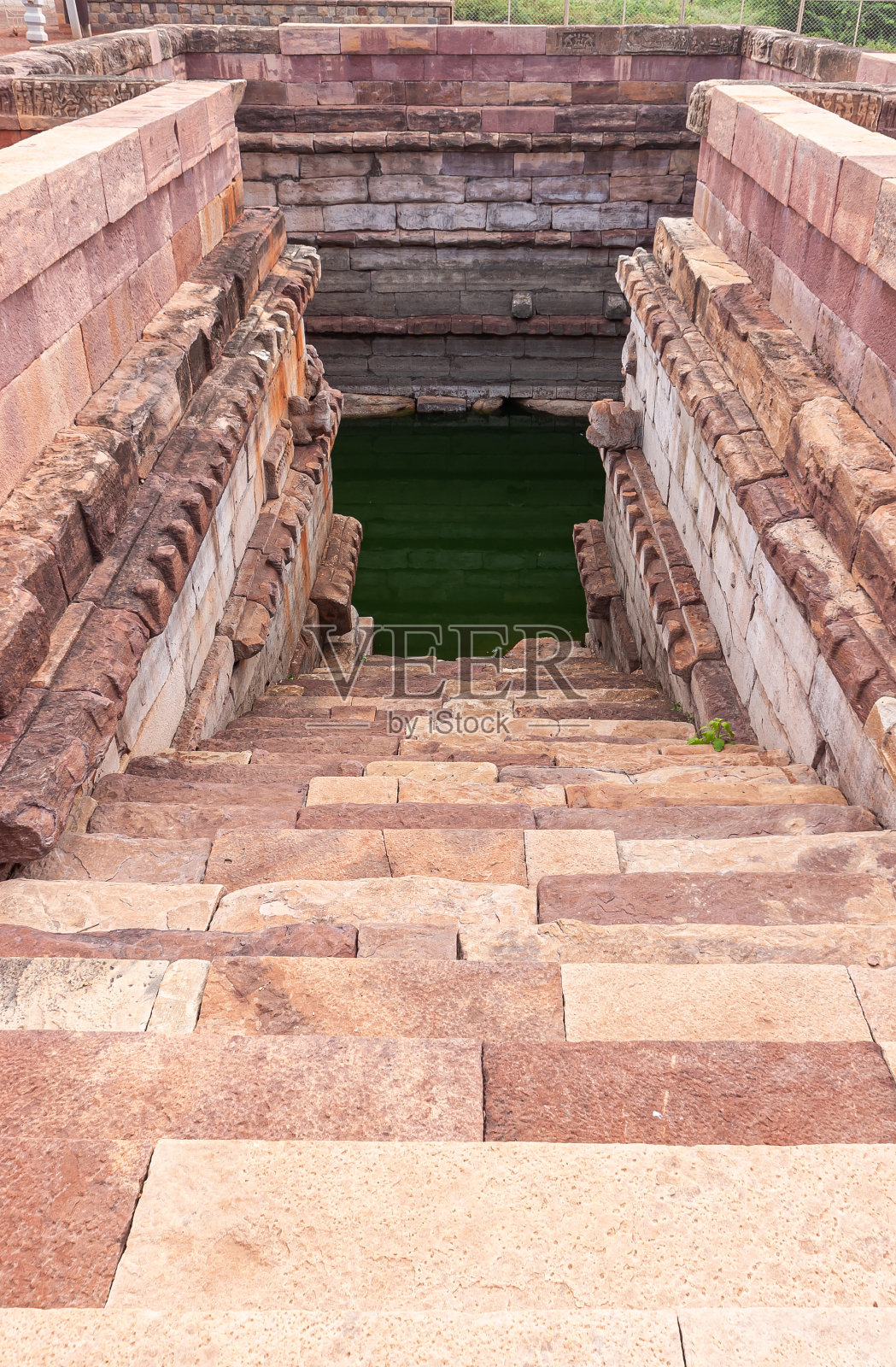 印度卡纳塔克邦，艾霍尔，通往Huchchimalli Gudi坦克的楼梯照片摄影图片